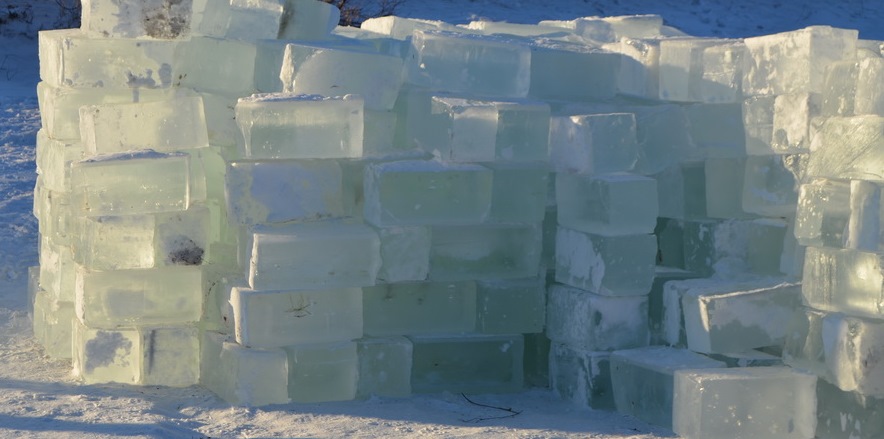 Пример блоков льда льда для строительства методом укладки 
