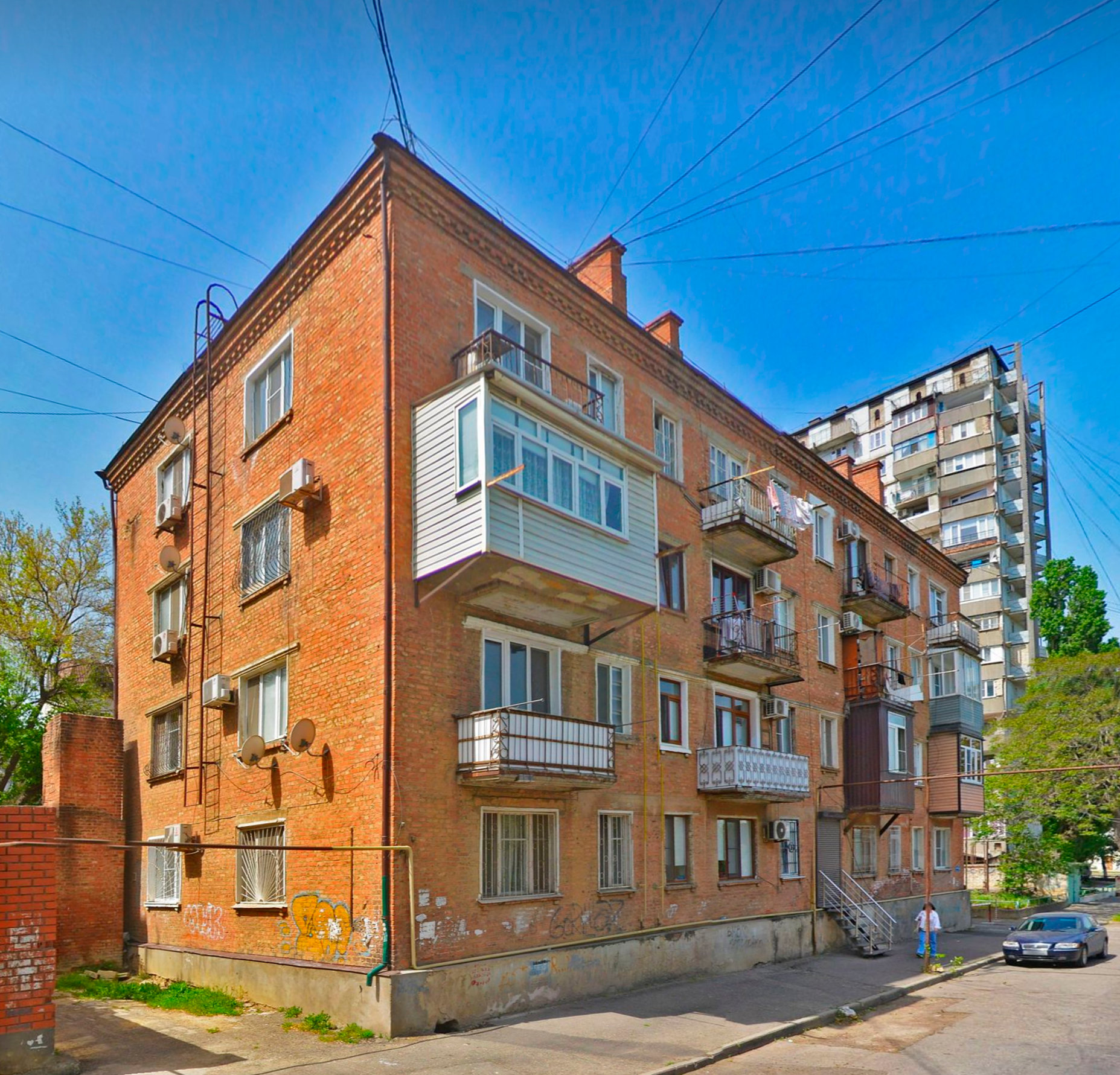 Кирпичный дом средней этажности на ул. Оскара, 56