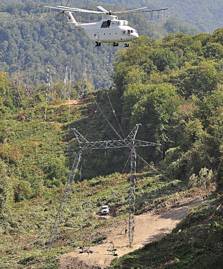 Промежуточная стальная опора на оттяжках типа ПО для ВЛ 220 кВ в габаритах 500 кВ, демонтируемая тяжелым вертолетом МИ-6 после повреждения по причине оползня с перемещением левой ноги опоры с заменой на стальную промежуточную опору Р-2 ВЛ 500 кВ