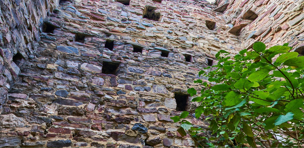 Отверстия под бревенчатое перекрытие жилая башня с. Кяхк, горная Ингушетия