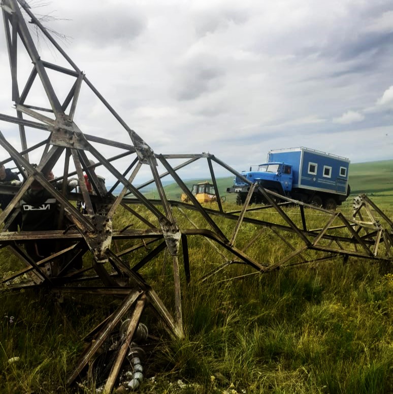 Падение промежуточной стальной опоры на ВЛ 220 кВ (1987) в Забайкалье от небольших ветровых нагрузок, ослабленной вандальным снятием нижних раскосов 